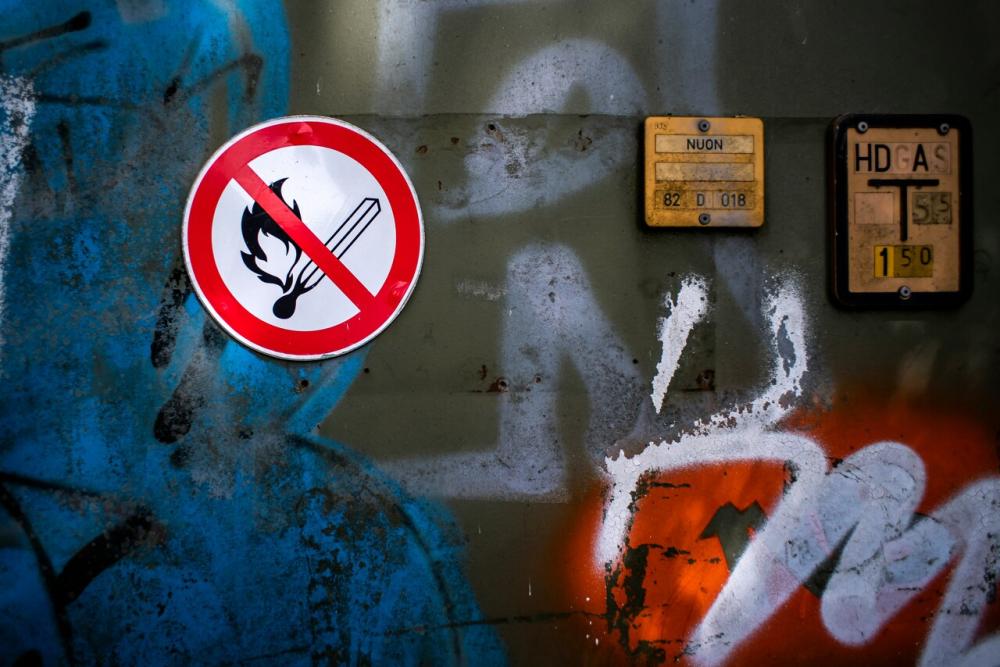 Best practices for displaying flammable warning signs in workspaces